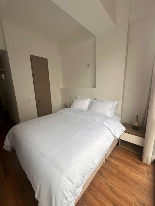 Modern With Dedicated Workspace Apartment *