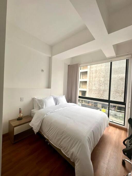 Apartment Modern With Dedicated Workspace